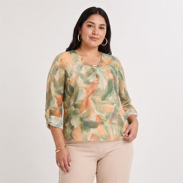 Blusa Manga Larga Escote V Estampada Terracota en modelo plus size