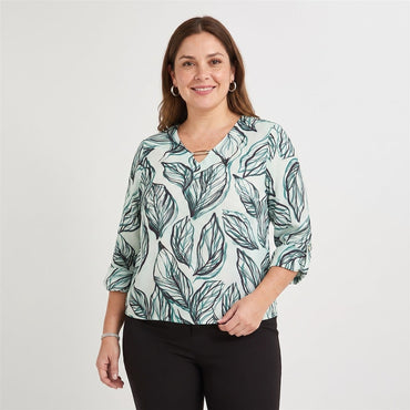 Blusa Manga Larga Escote V Estampada Verde en modelo plus size