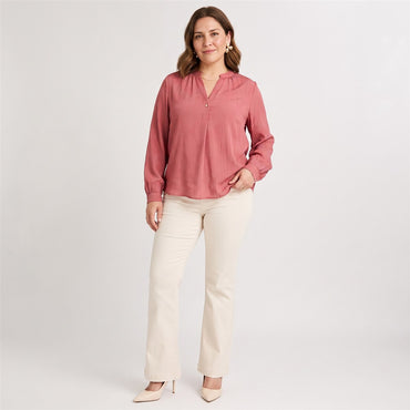 Blusa Escote Mao un Botón Rosado en modelo plus size