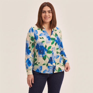 Blusa Manga Larga Cuello Mao con Botones Frontales Beige en modelo plus size