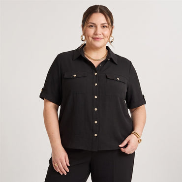 Blusa Manga Corta con Botones Negro en modelo plus size