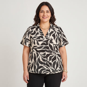 Blusa Manga Corta Cuello Camisero Negro en modelo plus size