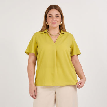 Blusa Manga Corta Cuello Camisero Verde en modelo plus size