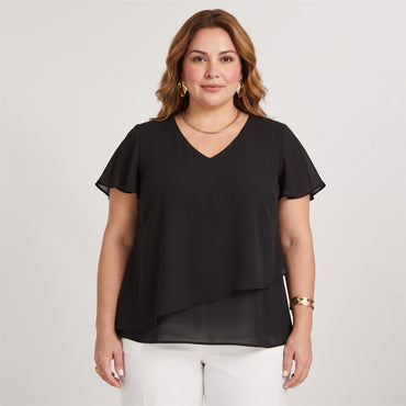 Blusa Escote V con Capas Negro en modelo plus size