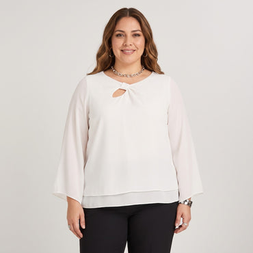 Blusa Manga Larga con Cut Out Crudo en modelo plus size