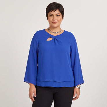 Blusa Manga Larga con Cut Out Azul en modelo plus size