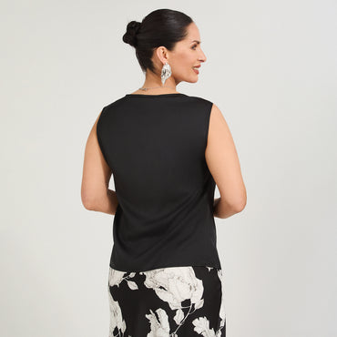 Blusa de Satin Manga Corta Escote Asimétrico con Aplicación Negro