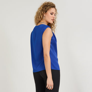 Blusa de Satin Manga Corta Escote Asimétrico con Aplicación Azul