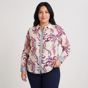 Blusa Manga Larga Estampada con Botones Magenta en modelo plus size