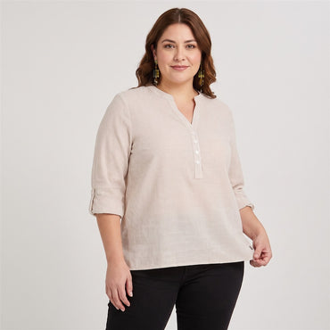 Blusa Look Lino Manga Roll Up Escote Mao Camel en modelo plus size