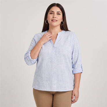 Blusa Look Lino Manga Roll Up Escote Mao Celeste en modelo plus size