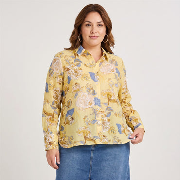 Blusa Manga Larga Estampada con Botones Mostaza en modelo plus size