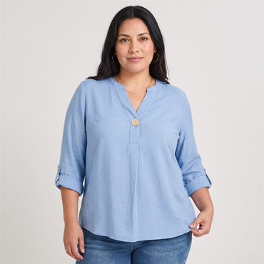 Blusa Manga Roll Up Escote Mao con un Botón Celeste en modelo plus size