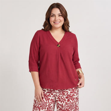 Blusa Manga 3/4 con Botón Rojo en modelo plus size