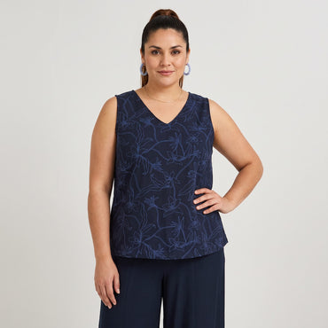 Blusa sin Mangas Look Bordado Azul en modelo plus size