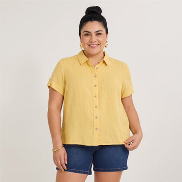 Blusa Manga Corta Plumeti Mostaza en modelo plus size