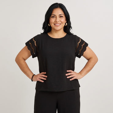 Blusa Manga Broderie Lisa Negro en modelo plus size