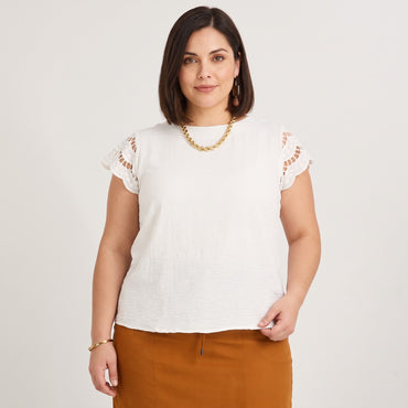 Blusa Manga Broderie Lisa Blanco en modelo plus size