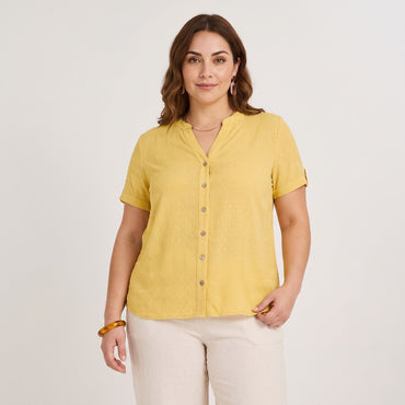 Blusa Manga Corta Plumeti Mostaza en modelo plus size