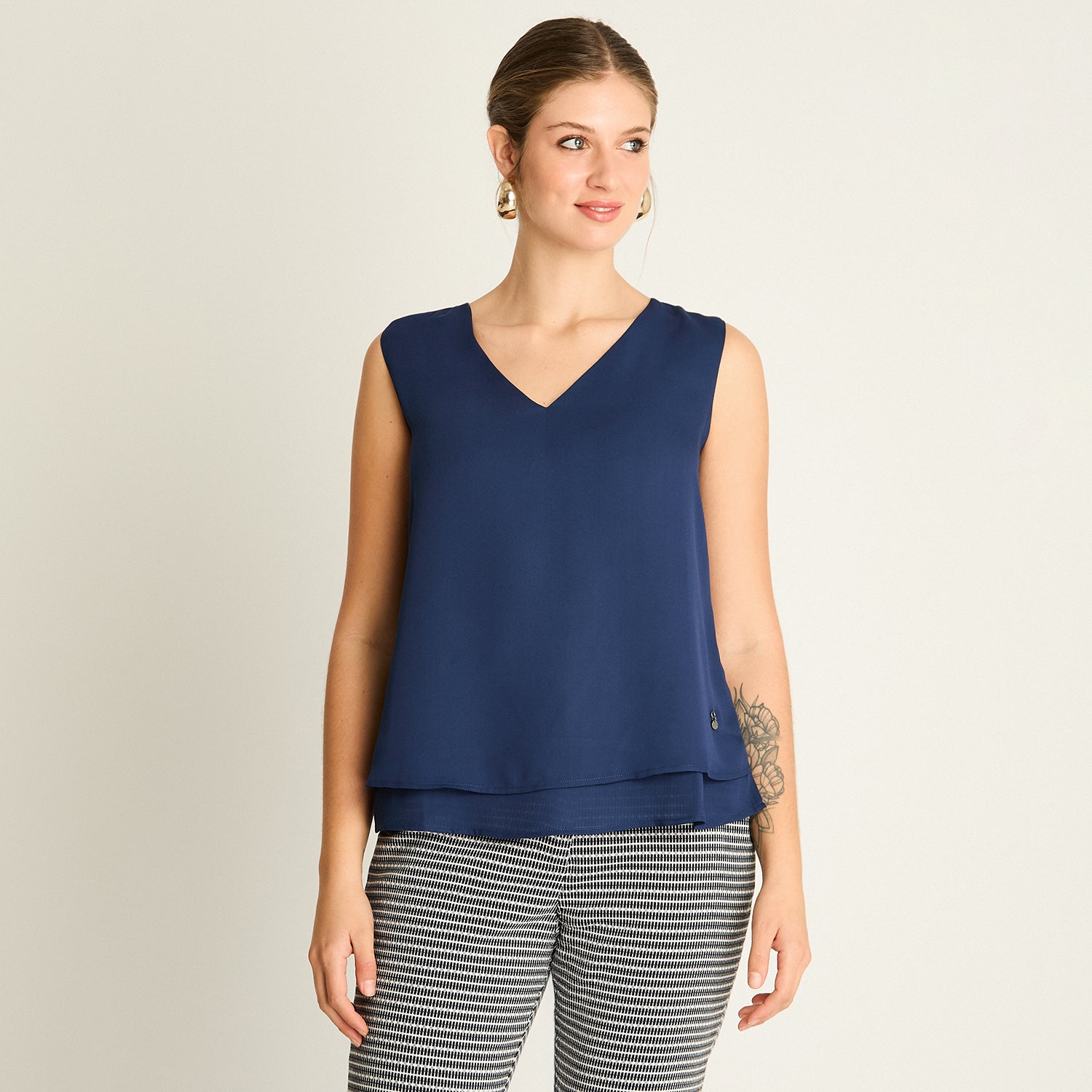 Blusa Azul Escote V con Doble Capa