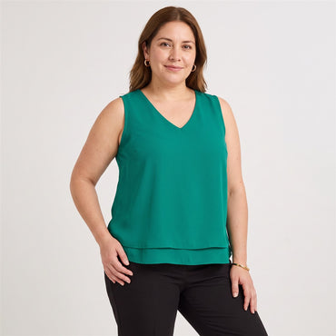 Blusa Sin Mangas con Capa Verde en modelo plus size