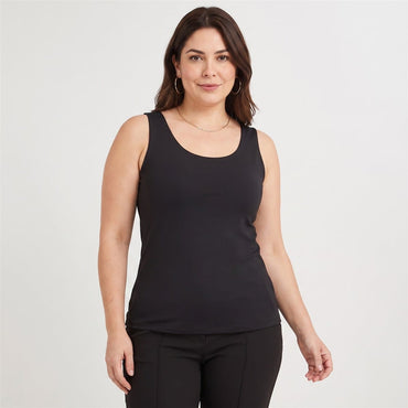 Polera Básica sin Mangas Negro en modelo plus size