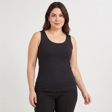 Polera Básica sin Mangas Negro en modelo plus size