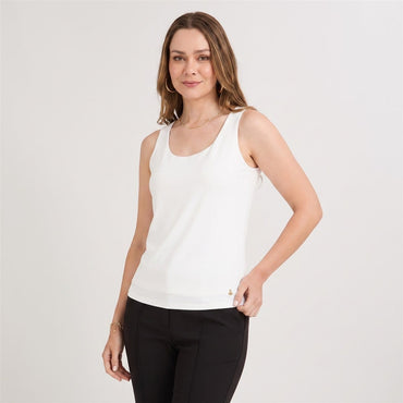 Polera Básica sin Mangas Blanco en modelo plus size