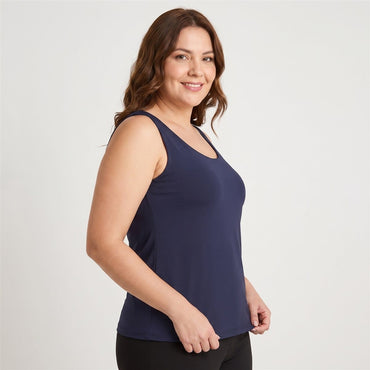 Polera Básica sin Mangas Azul en modelo plus size