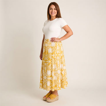 Falda Mostaza Maxi No Elasticado Calce Normal en modelo plus size