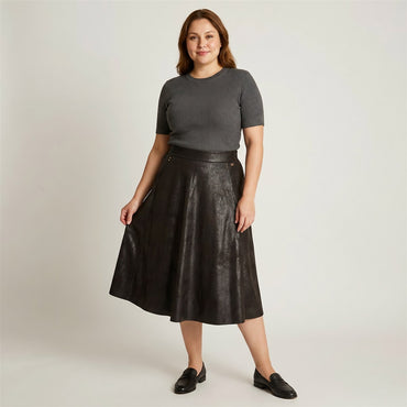 Falda Midi Negra en Suede con Aplicaciones Metálicas en modelo plus size