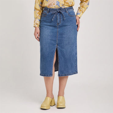 Falda de Denim con Cinturón y Corte Frontal Azul en modelo plus size