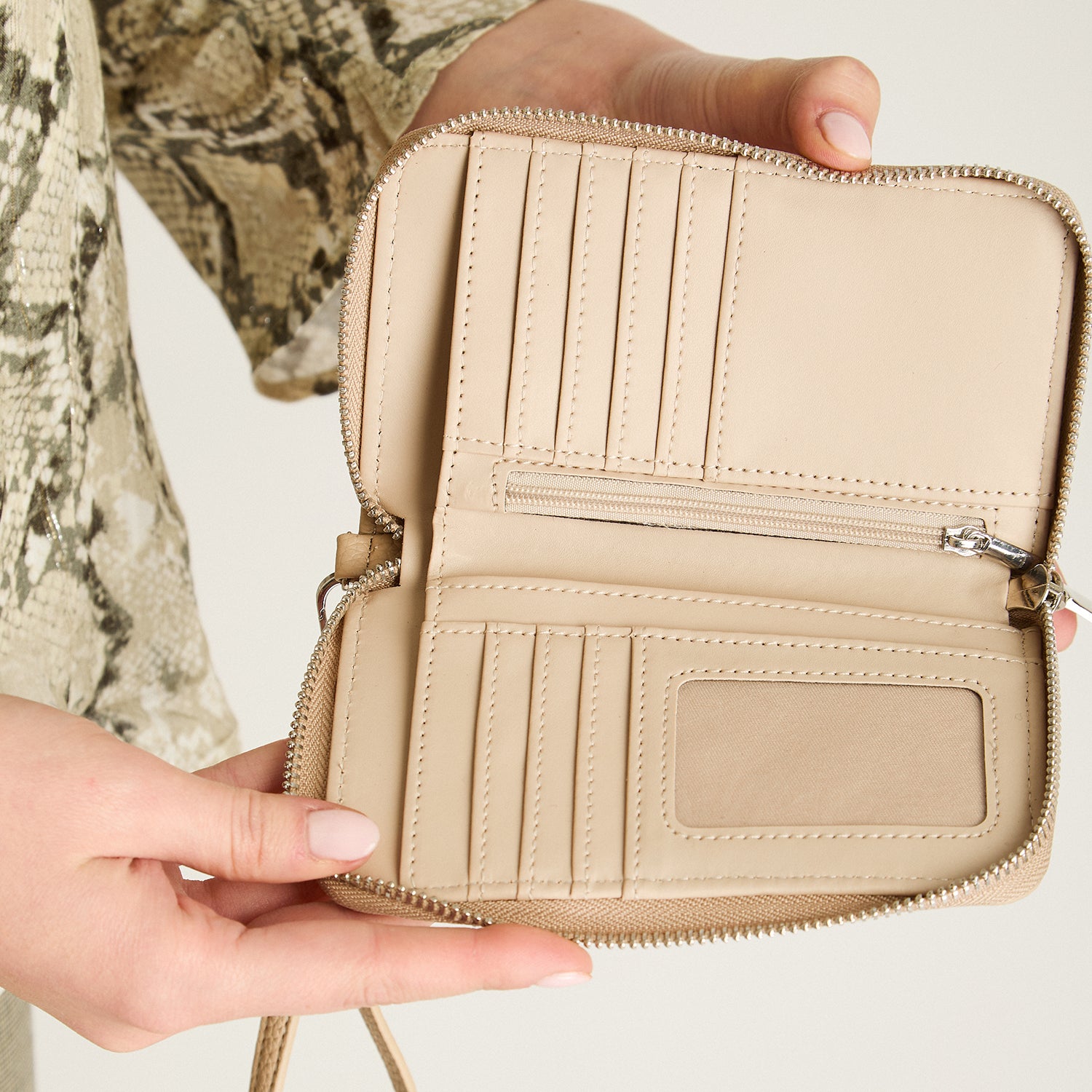 Billetera Camel con Cierre y Correa