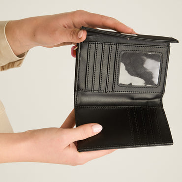 Billetera Negra Compacta con Broche