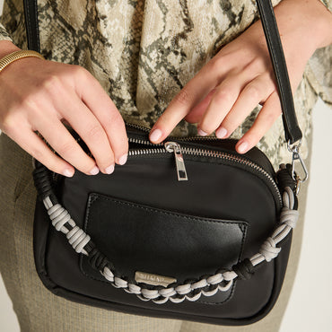 Cartera Negra con Asa Trenzada