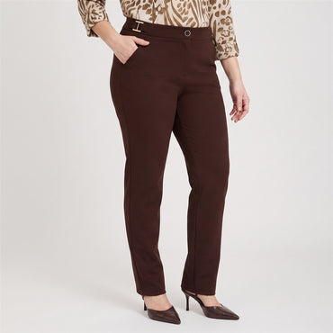 Pantalón Formal Recta un Botón con Aplicación en Pretina Café en modelo plus size