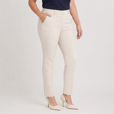 Pantalón Formal Slim Botón Oculto Arena en modelo plus size