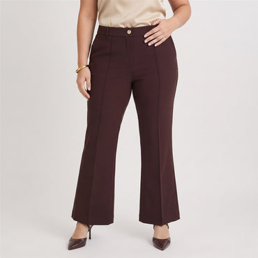 Pantalón Formal Flare con un Botón Café en modelo plus size