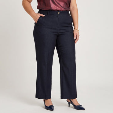 Pantalón Formal Look Denim Azul en modelo plus size