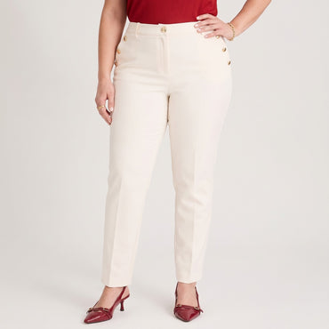 Pantalón Formal Slim con Botones en Bolsillos Arena en modelo plus size