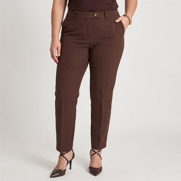 Pantalón Formal Slim un Botón Café en modelo plus size
