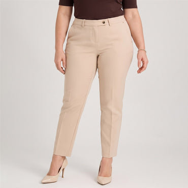 Pantalón Formal Slim un Botón Beige en modelo plus size
