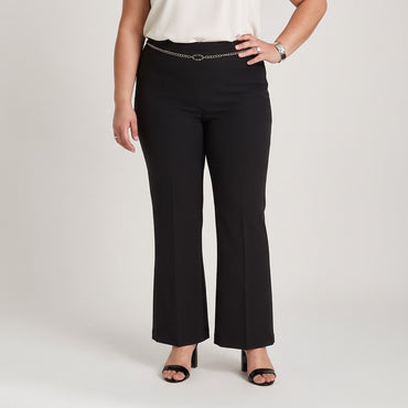 Pantalón Formal Palazzo con Aplicación en Cintura Negro en modelo plus size