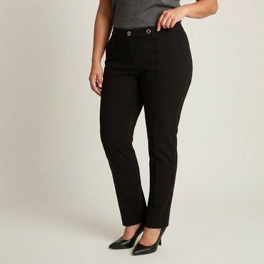 Calza recta negra con argollas doradas en modelo plus size