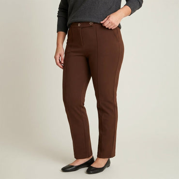 Calza Recta Cafe Argollas en modelo plus size