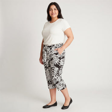 Capri Estampado Negro Con Lazo Y Bolsillos en modelo plus size