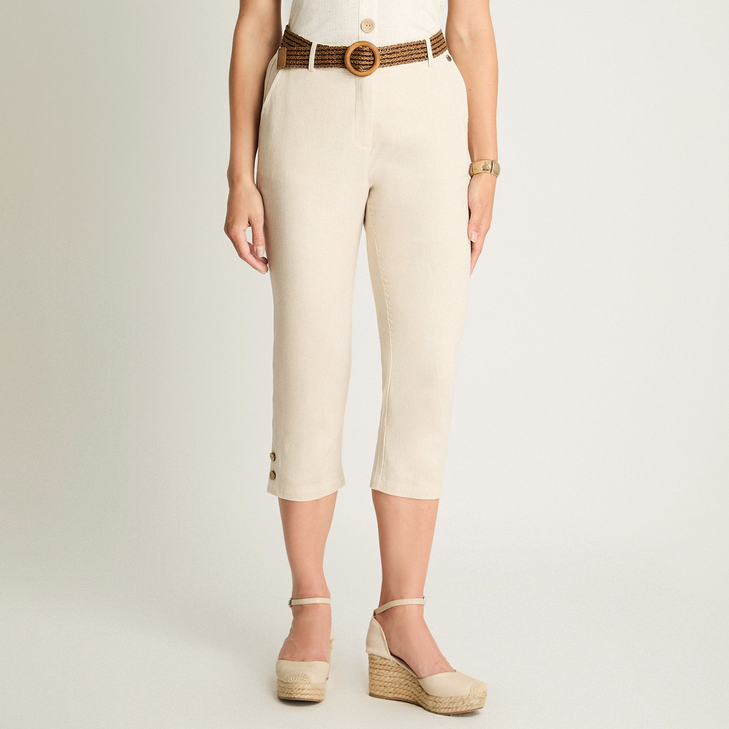 Pantalón Capri Con Cinturón Arena Curvi