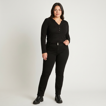 Jeans Negro Recto Push Up en modelo plus size