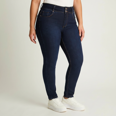 Jeans Slim Push Up Azul Marino en modelo plus size