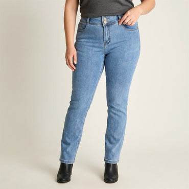 Jeans Recto Push Up Celeste en modelo plus size